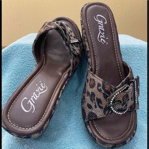 Grazie platform thongs